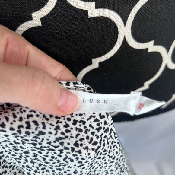 Lush Black & White Animal Print Short Sleeve Vneck Wrap Shirt Lightweight Sz XL - Picture 4 of 13